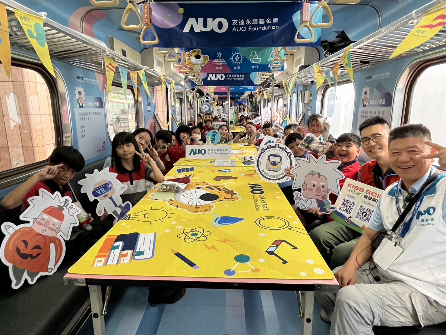 彩虹多多永續基金會參與「臺灣科普環島列車」，設計基礎科學車廂課程，以「淨零碳排和永續能源」為主題，讓學生透過創意實驗認識淨零知識，以及思考生活中的減碳行為
