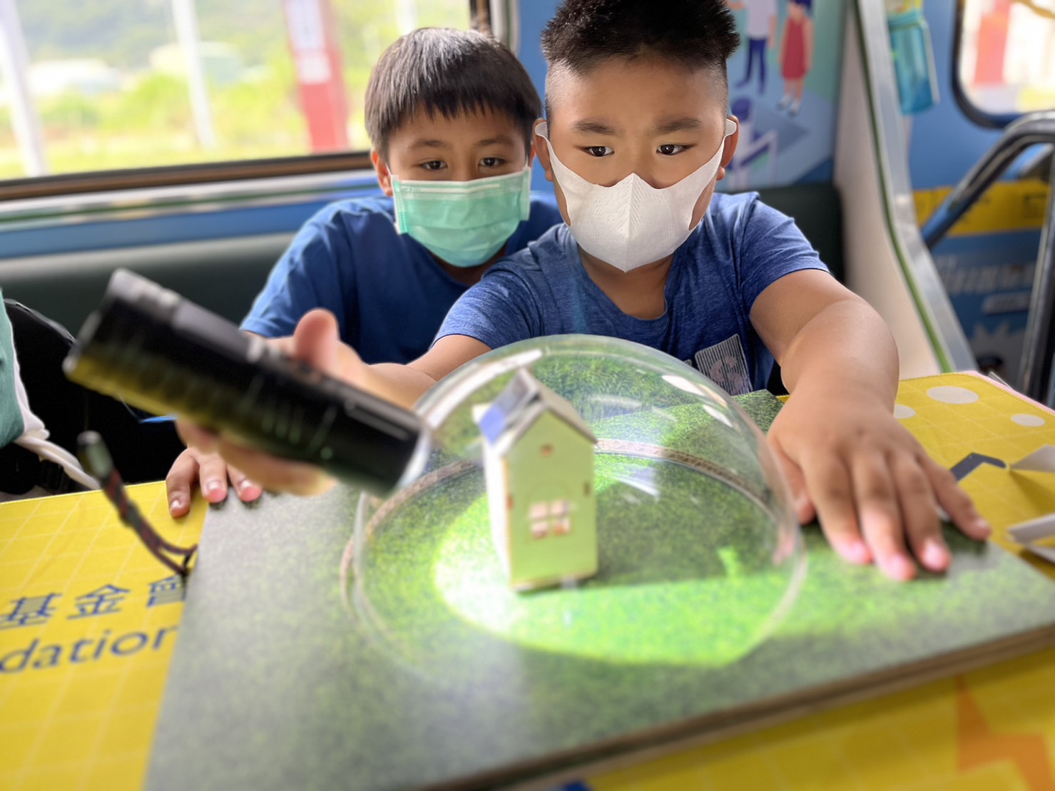 彩虹多多參與基礎科學主題車廂，以STEAM教學精神，設計「逐日科學家」、「太陽能工程師」以及「淨零建築師」三大能源科普課程和實驗