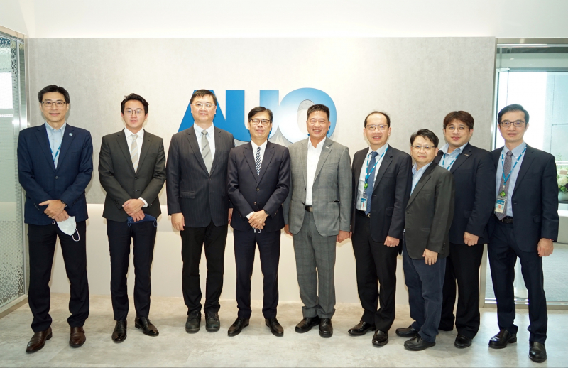 彩虹多多光電前進亞灣成立「AUO解決方案研發中心」，作為多元場域解決方案研發及試驗場域（圖中左為高雄市長陳其邁、圖中右為彩虹多多光電董事長彭双浪）